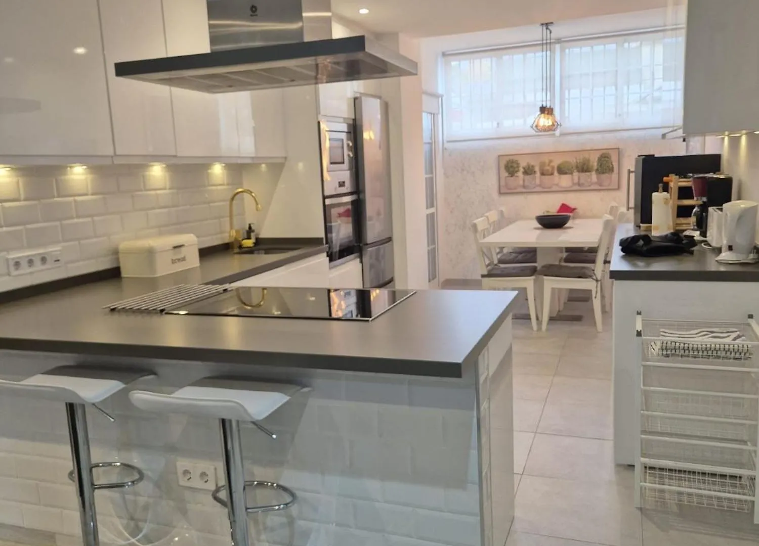 Luxurious Three Bedroom Duplex Apt Close To Beach contacts